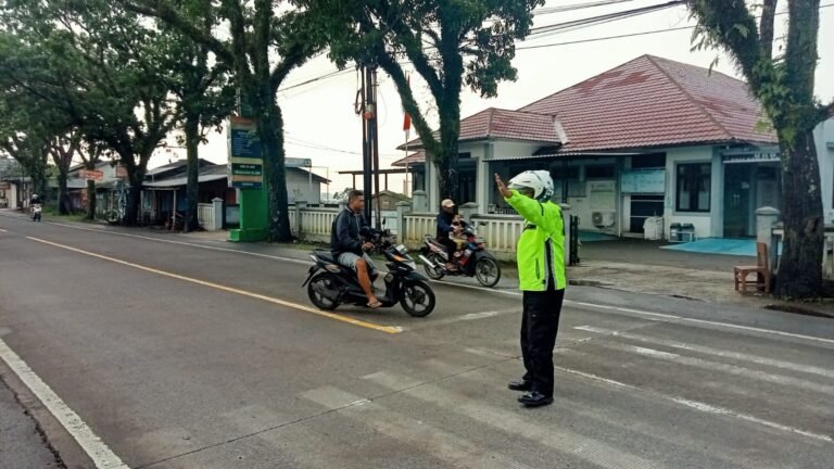 Pelayanan Masyarakat, Anggota Polsek Cikoneng Turun ke Jalan Bantu Orang Menyebrang dan Gatur