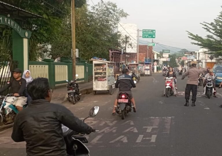 Pelayanan Masyarakat, Polsek Kawali Turun ke Jalan Pengaturan Lalu Lintas Pagi di Jalur Padat