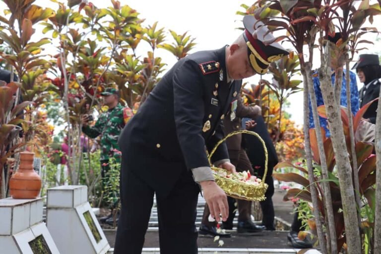 Wujud Penghormatan dan Keteladanan, Polri Pimpin Upacara Ziarah dan Tabur Bunga di TMP Imbanagara Ciamis