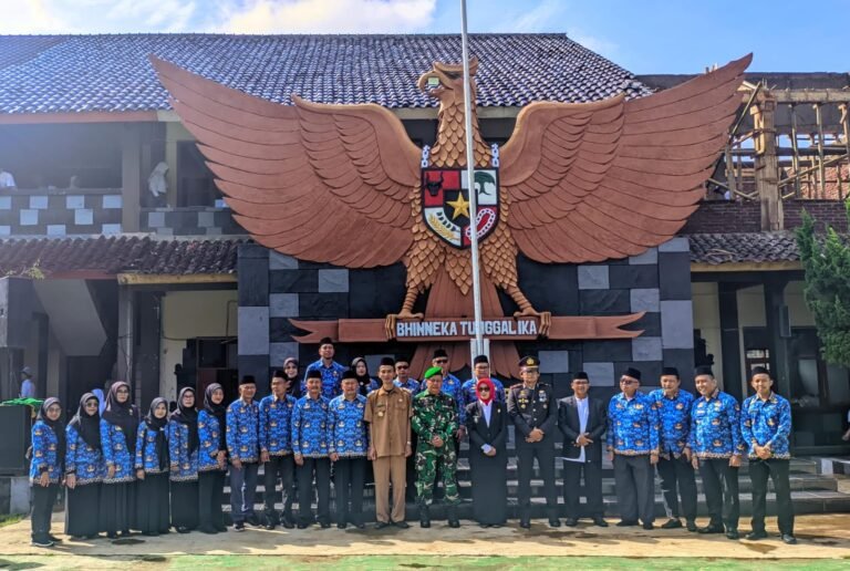 Polri Berperan Aktif Dalam Peringatan Hari Pahlawan di Kecamatan Cihaurbeuti