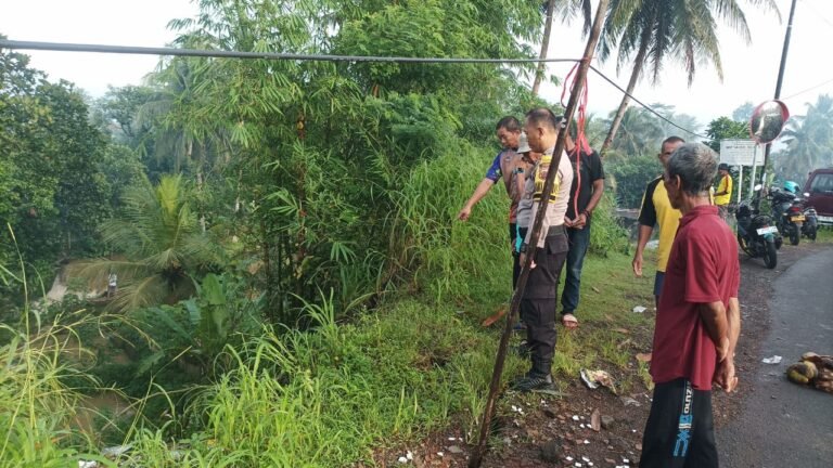 Polsek Ciamis Tanggap Cepat Tangani Tanah Longsor di Imbanagara, Pastikan Situasi Aman dan Kondusif