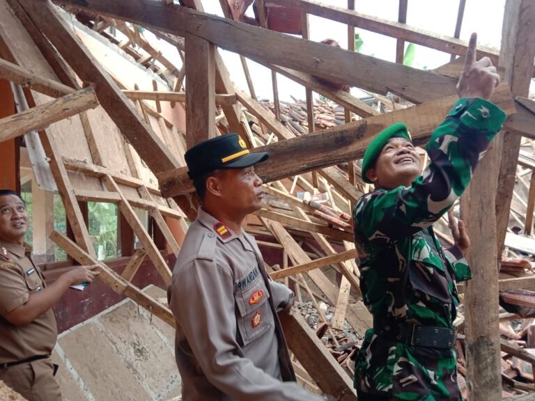 Polsek Cibalong Cek TKP Robohnya Atap Sekolah SDN 1 Najaten