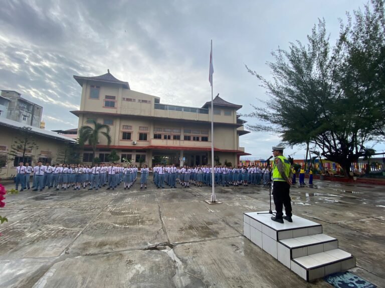 Edukasi Keselamatan, Sat Lantas Polres Sibolga Sambangi SMA Tri Ratna Lewat Program Police Goes To School