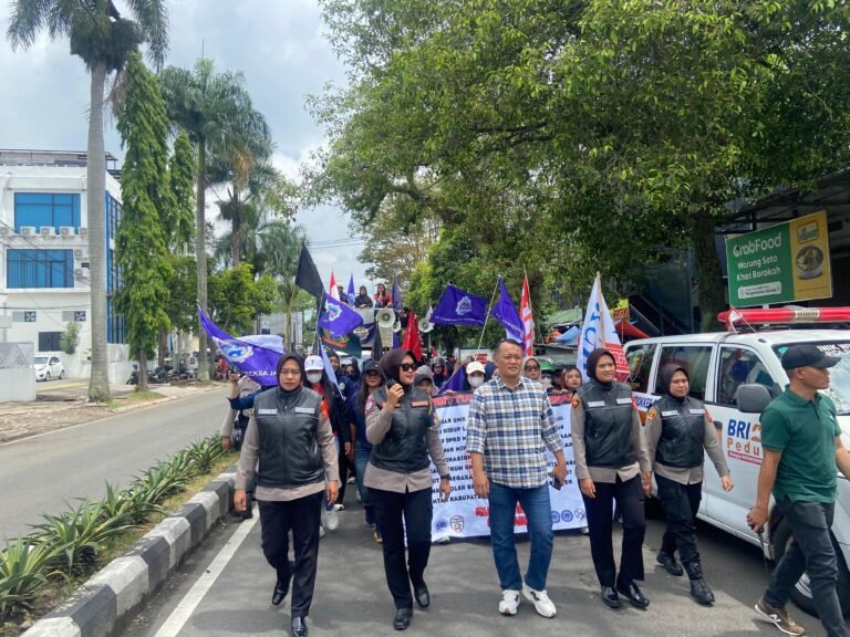Polwan Polres Garut Lakukan Pengamanan Aksi Unjuk Rasa Secara Humanis