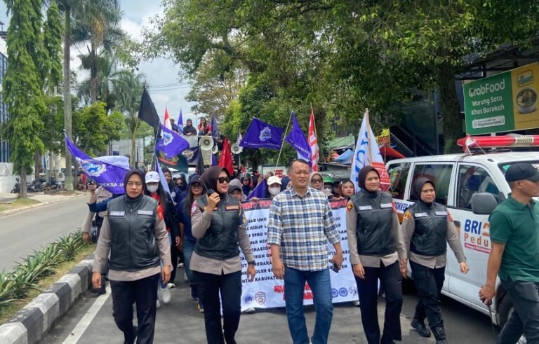 Polwan Polres Garut Lakukan Pengamanan Aksi Unjuk Rasa Secara Humanis