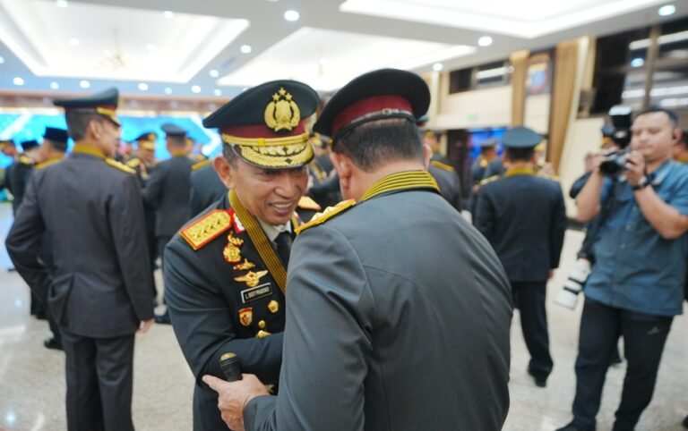 Kapolda Sumut Irjen Pol Whisnu Hermawan Terima Tanda Kehormatan Bintang Bhayangkara Pratama dari Kapolri