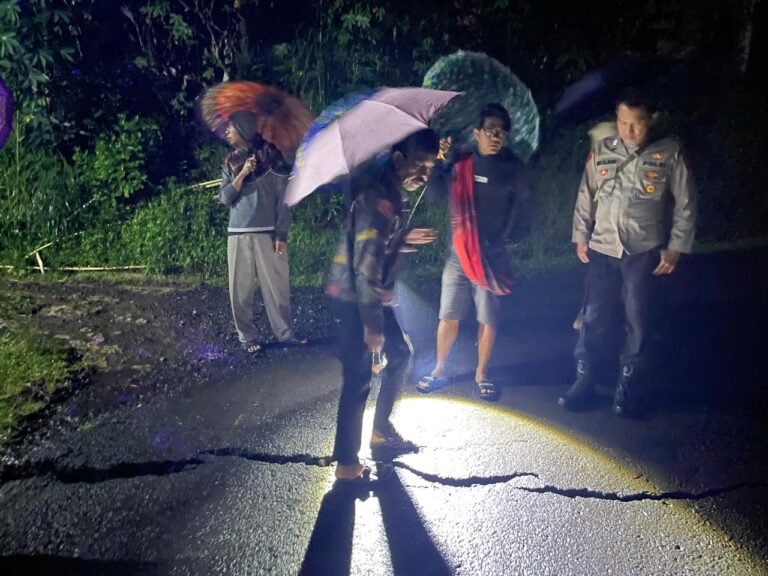 Kesiapsiagaan Bencana, Polsek Panumbangan Polres Ciamis Datangi TKP Pergeseran Tanah