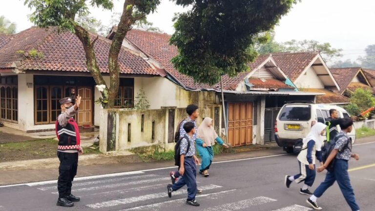Pelayanan Masyarakat, Polsek Cihaurbeuti Polres Ciamis Bantu Anak Menyebrang di Area Sekolah