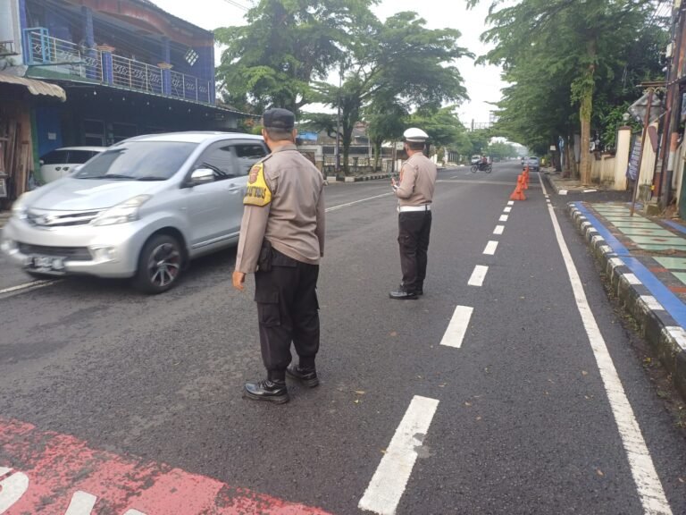Pelayanan Masyarakat, Dua Personel Polsek Ciamis Turun Bantu Anak Menyebrang di Pagi Hari