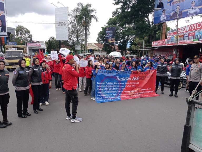 Polres Garut Kawal Aksi Buruh dengan Humanis