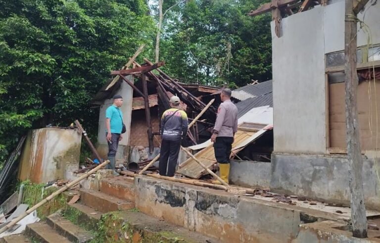 Polsek Pamarican Polres Ciamis Bareng Warga Gotong Royong Pembongkaran Rumah Ambruk