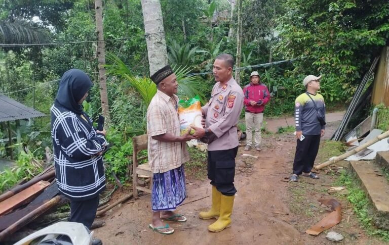 Polsek Pamarican Sigap Tangani Rumah Warga Ambruk di Desa Mekarmulya