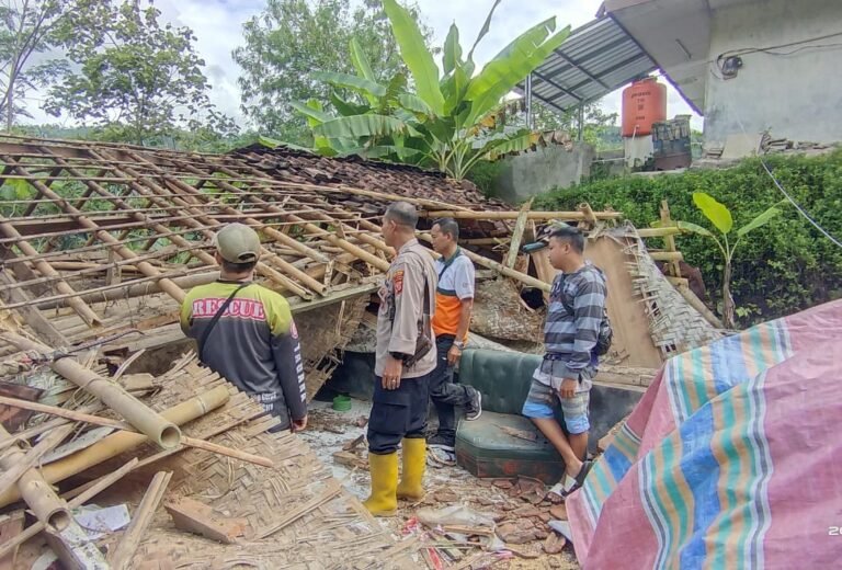 Polsek Pamarican Sigap Tangani Rumah Warga Ambruk di Desa Mekarmulya
