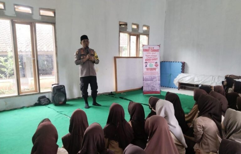 Kapolsek Caringin Gelar Jumat Curhat di SDN 1 Purbayani, Bahas Pencegahan Bullying