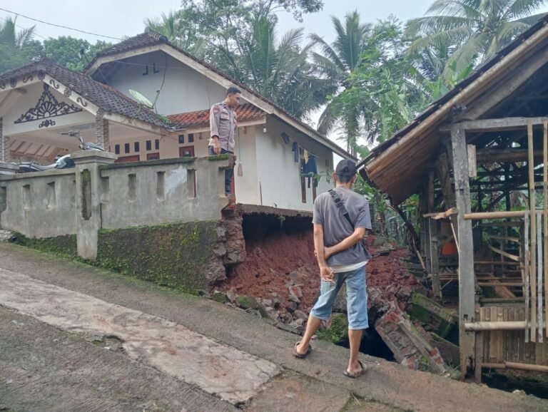 Polsek Rancah Polres Ciamis Datangi TKP Bencana TPT Warga Roboh Dihantam Hujan