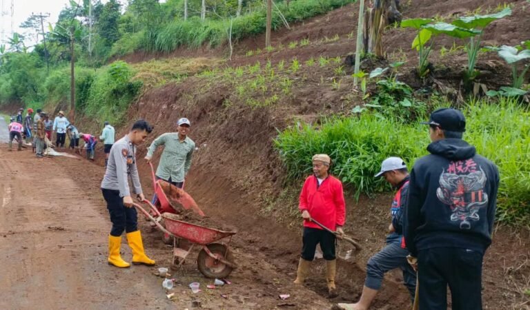 Polsek Panumbangan Polres Ciamis Datangi TKP Tanah Longsor Tutupi Sebagian Jalan Desa