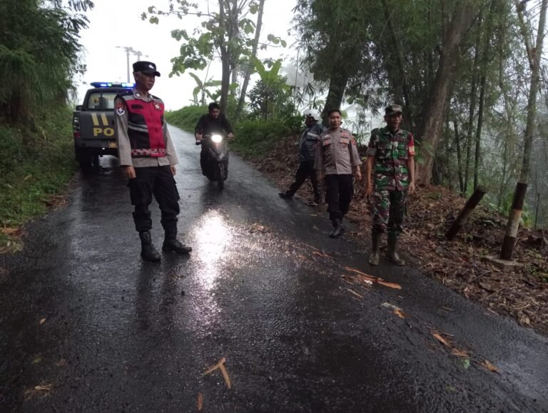 Peran Kepolisian dalam Penanganan Tebing Longsor di Jalan Raya Rancah–Patakaharja