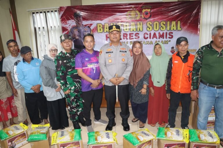 Polres Ciamis Salurkan Bantuan Sosial untuk Warga Terdampak Pergeseran Tanah, Kapolres Tekankan Pentingnya Kehadiran Negara