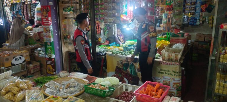 Jaga Stabilitas Harga di Pasaran, Polres Ciamis Awasi Bahan Pokok di Pasar Imbanagara Raya