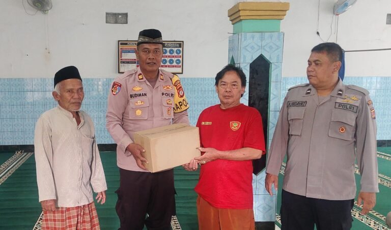 POLSEK SUKAWENING GELAR JUMAT CURHAT DI MASJID AL-BAROKAH, PERKUAT SINERGITAS POLRI DAN MASYARAKAT