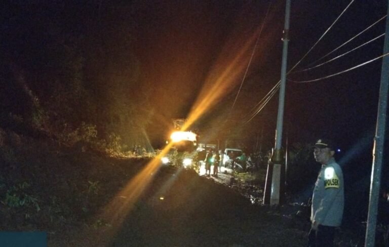Hujan Deras Picu Longsor di Jalan Raya Bungbulang–Caringin, Polsek Caringin Gerak Cepat Lakukan Penanganan