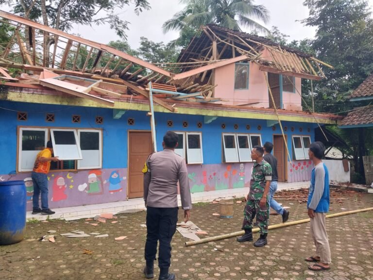 Polsek Cimaragas Respons Cepat Tangani Bangunan Kober Nurulhuda 1 Ambruk Akibat Hujan Deras, Wujud Kepedulian Polri terhadap Dunia Pendidikan dan Keselamatan Warga