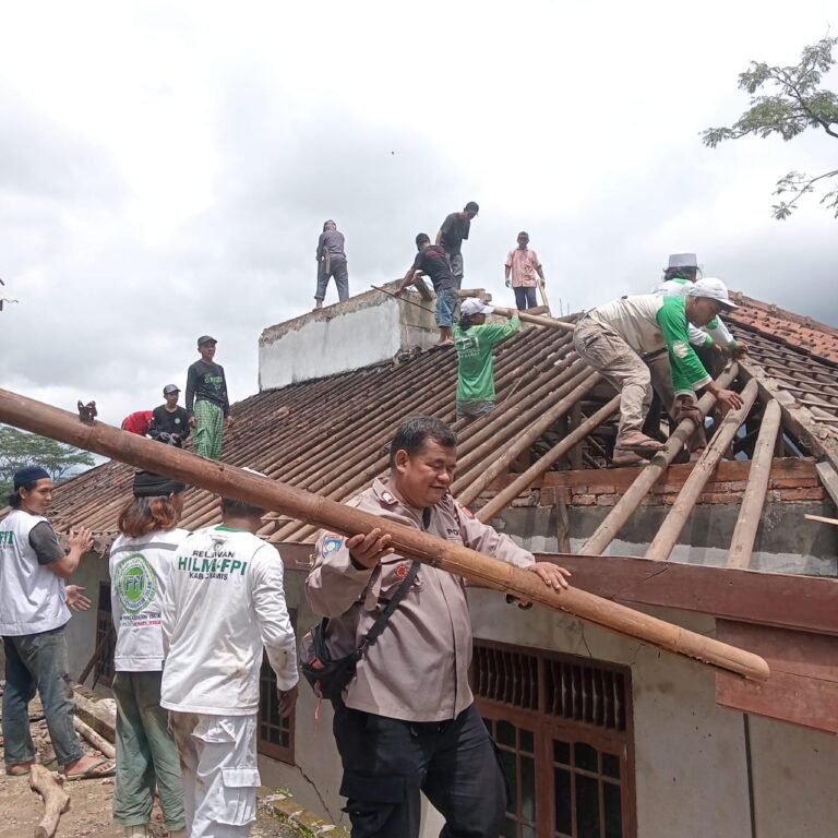 Polsek Rajadesa Polres Ciamis Gotong Royong Pembongkaran Rumah Terdampak Pergerakan Tanah