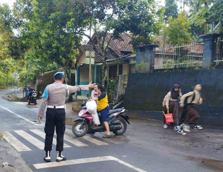 Polsek Sukadana Perkuat Pengamanan Pagi Lewat Strong Point, Kapolres Ciamis Tekankan Pentingnya Pelayanan Lalu Lintas