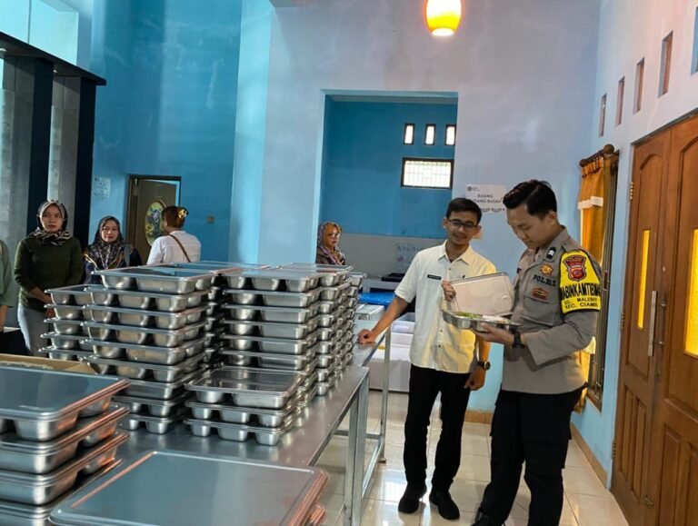 Polsek Ciamis Kawal Kegiatan Launching SPPG Dapur Sehat Mutiara Cantika, Kapolres Ciamis Tekankan Pentingnya Dukungan Kepolisian dalam Program Gizi Nasional