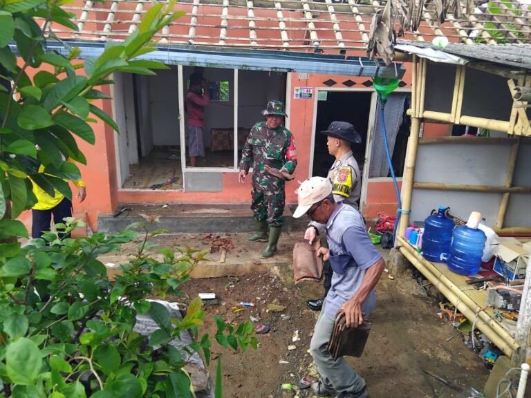 Humanis, Polsek Cikoneng Ikut Gotong Royong Bongkar Rumah di Tanah Desa Gegempalan