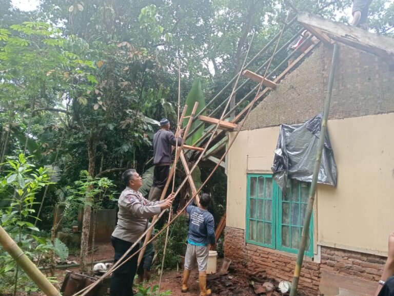 Humanis, Polsek Sukadana Polres Ciamis Ikut Bantu Perbaikan Rumah Warga