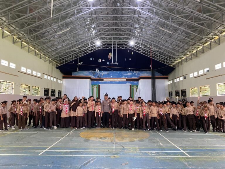 Polsek Cijeungjing Beri Pembinaan Pramuka di MI Nurul Amal, Wujud Penguatan Disiplin Sejak Dini