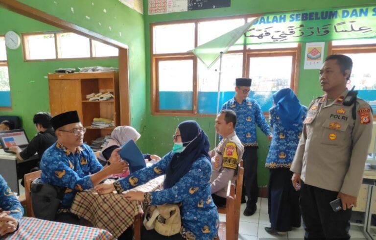 Polsek Banjarwangi Ikuti Donor Darah dalam Rangka HUT PGRI ke-80 di SDN 1 Banjarwangi