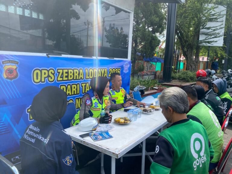 Satlantas Polres Garut Gelar Pemeriksaan KTMDU dan Bagikan Vitamin kepada Pengendara pada Ops Zebra Lodaya 2025