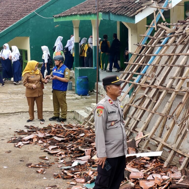 Bangunan Ruang Guru SMP PGRI Talegong Ambruk Akibat Pergeseran Tanah, Kapolsek Talegong Tinjau Lokasi Kejadian