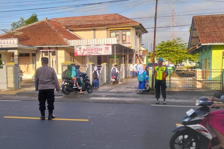 Pelayanan Masyarakat, Polsek Cipaku Polres Ciamis Siaga di Jalan Padat Saat Jam Sekolah