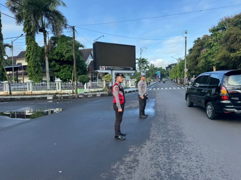 Pelayanan Masyarakat, Samapta Polres Ciamis Bersiaga di Daerah Rawan Kemacetan Saat Pagi