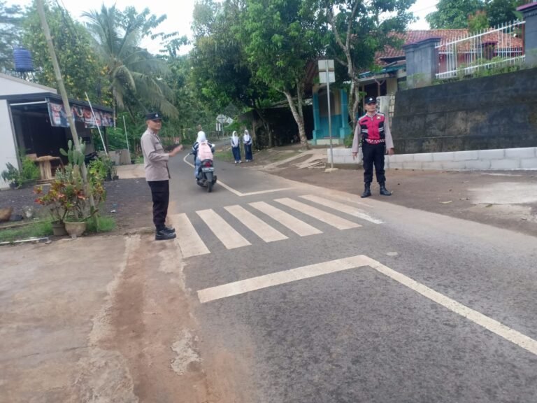 Pelayanan Masyarakat, Polsek Sukadana Polres Ciamis Bantu Anak Menyebrang di Area Sekolah