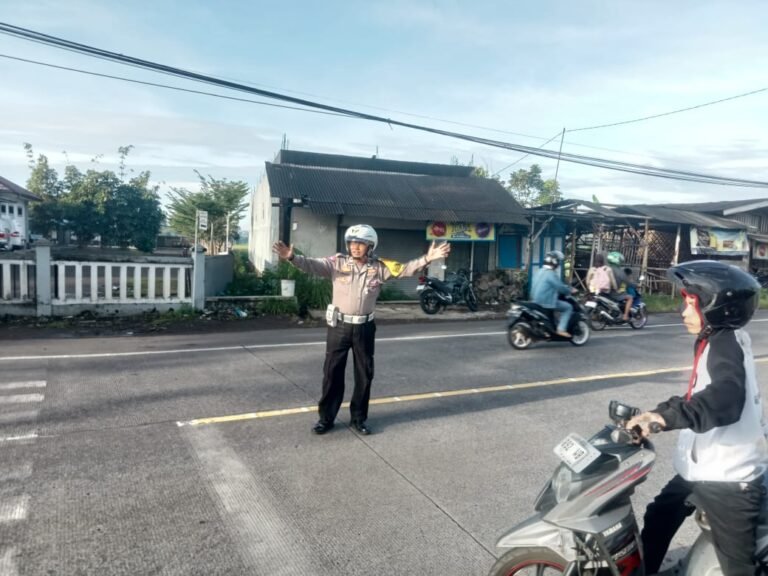 Pelayanan Masyarakat, Anggota Polsek Cikoneng Turun ke Jalan Bantu Orang Menyebrang dan Gatur