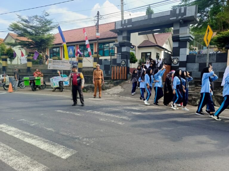 Bantu Anak Menyebrang, Polsek Cimaragas Polres Ciamis Siagakan Personel di Depan Sekolah