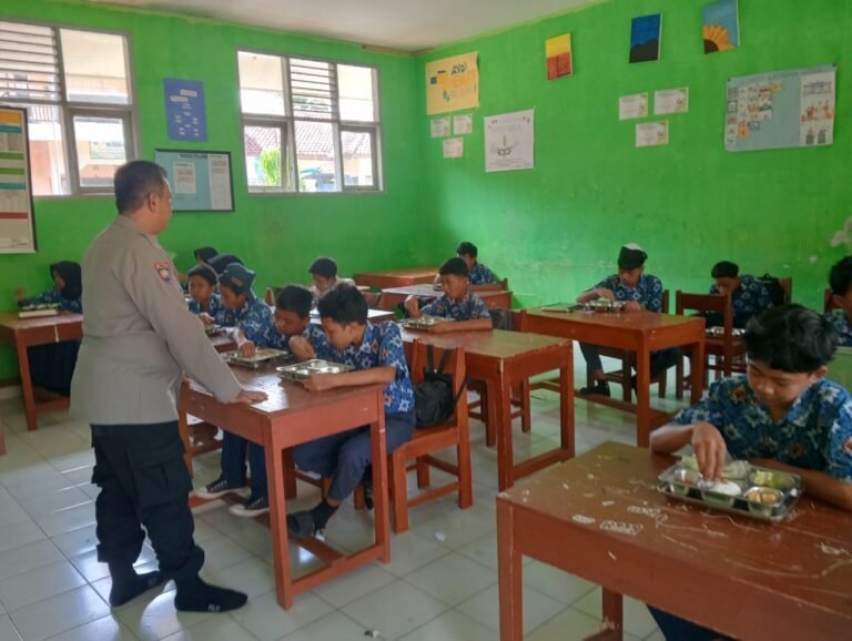 Polsek Sukadana Polres Ciamis Turun Langsung Pantau MBG SPPG Bunter di MTs PUI Ciparigi