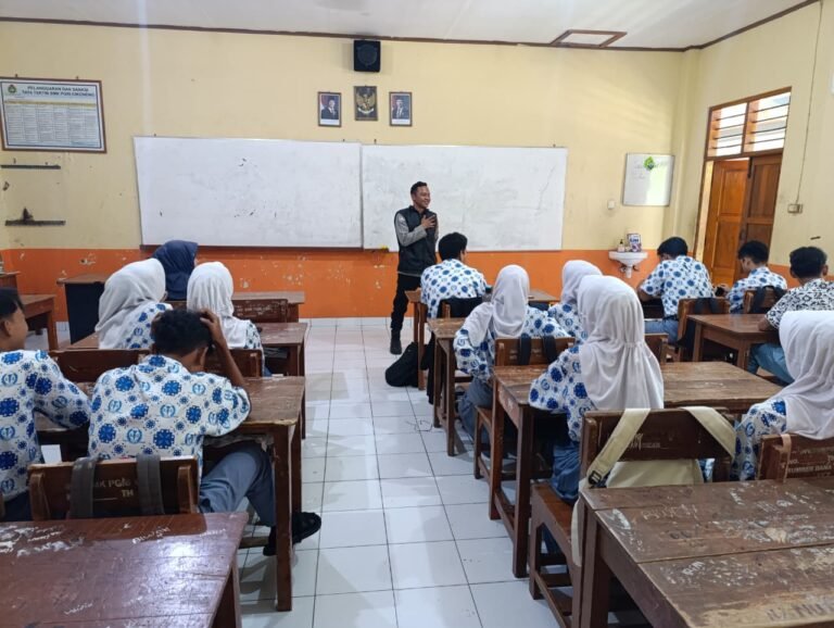 Polsek Cikoneng Polres Ciamis Binpolmas Bahaya Kenakalan Pelajar dan Premanisme di SMK PGRI Cikoneng