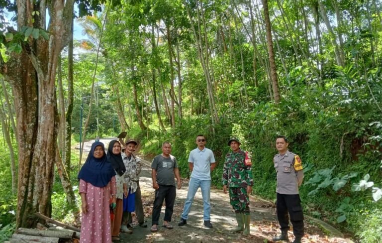 Polsek Cipaku Lakukan Respons Cepat Tangani Pergeseran Tanah di Dusun Sindangjaya