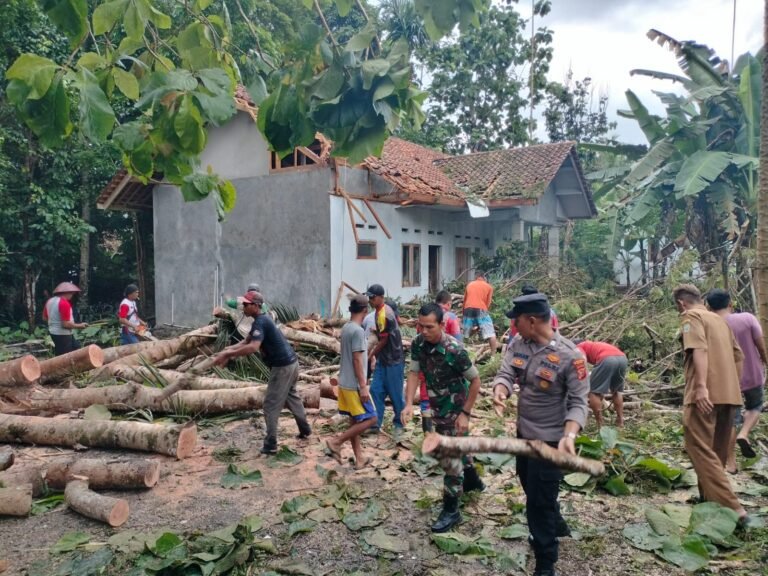 Polsek Banjarsari Sigap Tangani Pohon Tumbang di Ciulu, Kapolres Ciamis Tegaskan Komitmen Kepolisian dalam Penanganan Bencana