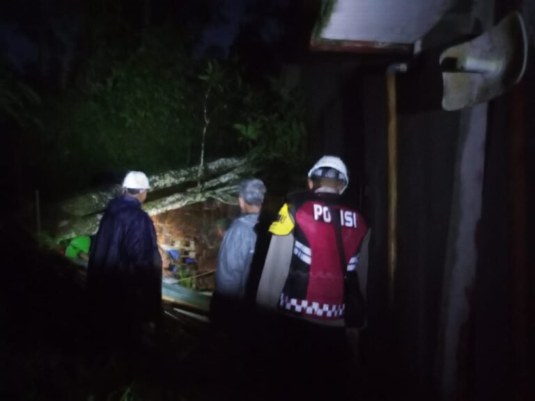 Polsek Panjalu Respons Cepat Bencana Pohon Limus Tumbang di Desa Bahara