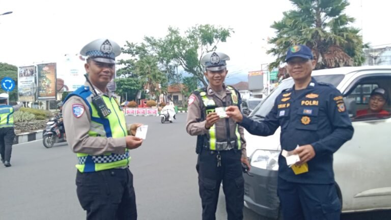 Sidokkes Polres Garut Lakukan Pemeriksaan Kesehatan kepada Petugas dan Pengendara dalam Rangka Operasi Zebra Lodaya 2025