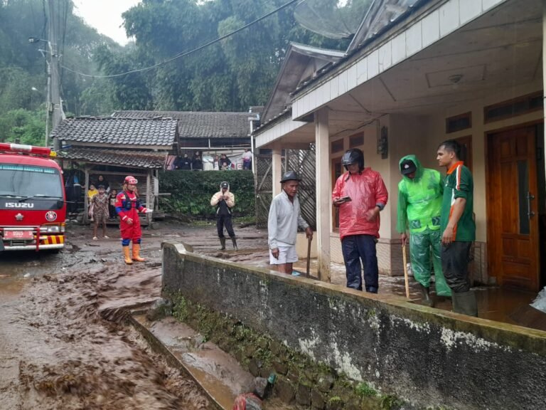 Polsek Cisurupan Cek TKP Banjir dan Lakukan Penanganan Bersama Warga