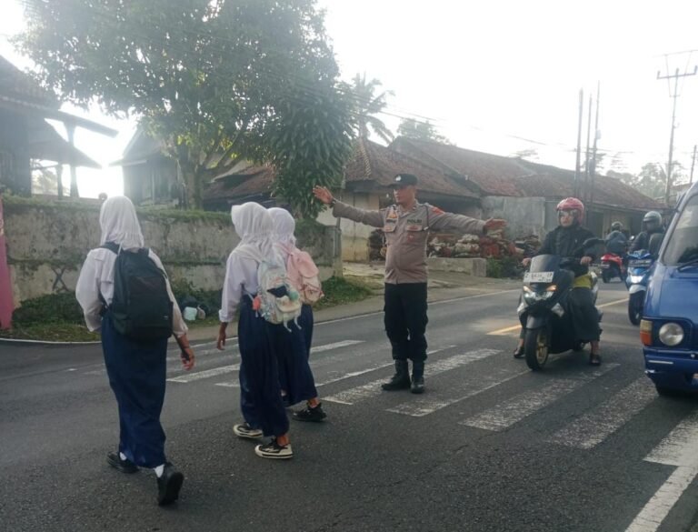 Polsek Cihaurbeuti Perkuat Pelayanan Publik Melalui Strong Point di SMPN 2 Cihaurbeuti, Bentuk Komitmen Pengamanan Lalu Lintas