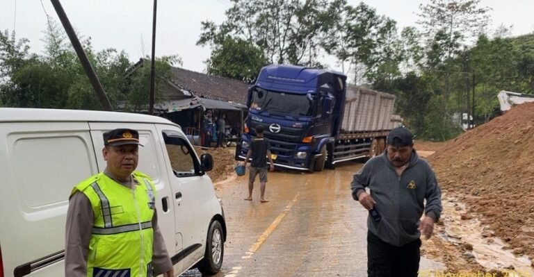 Polsek Cikajang Evakuasi Truk Tergelincir Akibat Jalan Licin