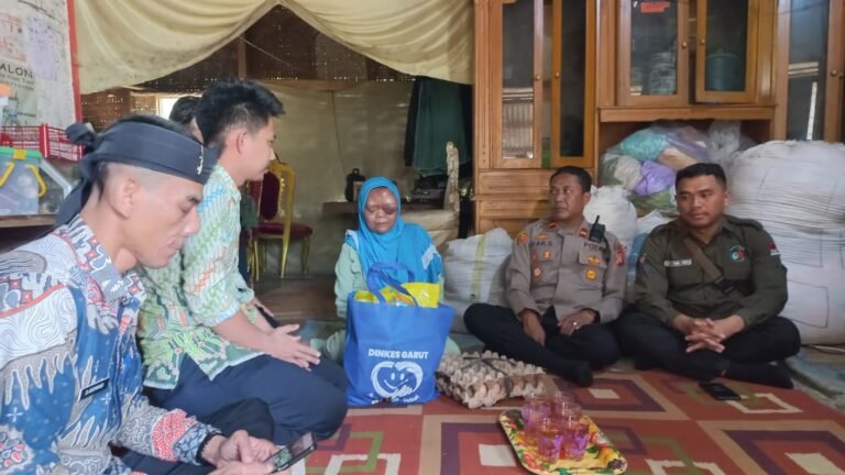 Kapolsek Banjarwangi Bersama Forkopimcam Tinjau Warga Sakit dan Berikan Bantuan Pengobatan